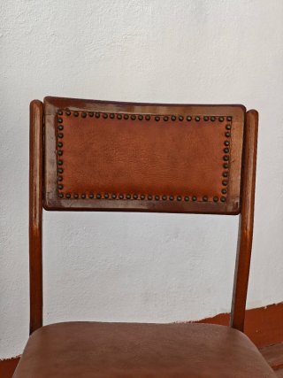 Lote: Alfombra negra y 4 sillas