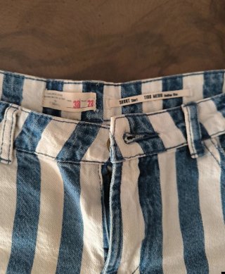 Shorts de rayas azules y blancas