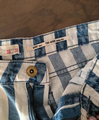 Shorts de rayas azules y blancas