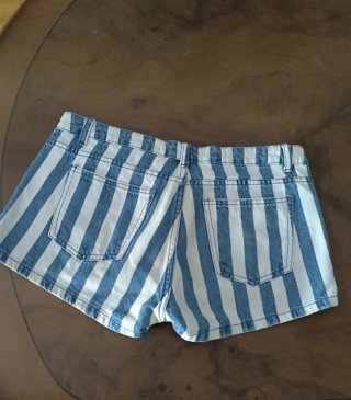 Shorts de rayas azules y blancas