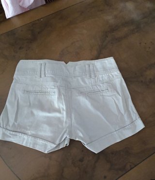 Shorts blancos con botones