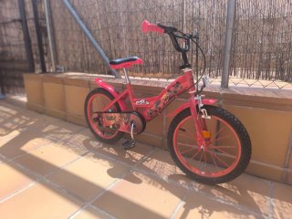 Bicicleta Infantil 16 pulgadas roja.