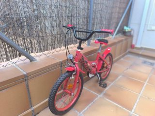 Bicicleta Infantil 16 pulgadas roja.