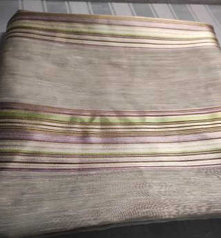 Tessuto tenda grigio con righe viola