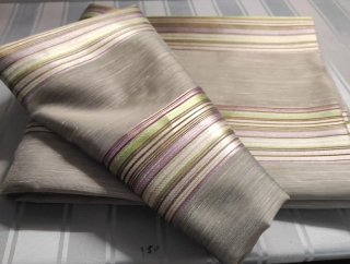 Tessuto tenda grigio con righe viola