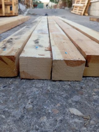 Vigas, listones, puntales, postes, palos de madera
