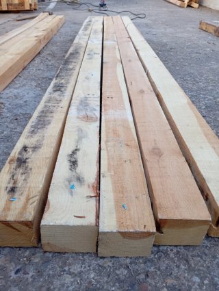 Vigas, listones, puntales, postes, palos de madera