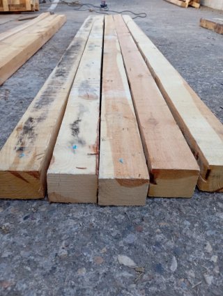 Vigas, listones, puntales, postes, palos de madera