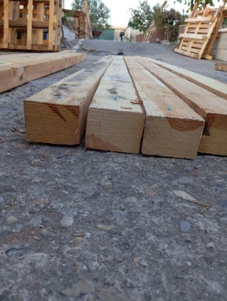 Vigas, listones, puntales, postes, palos de madera