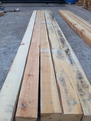 Vigas, listones, puntales, postes, palos de madera