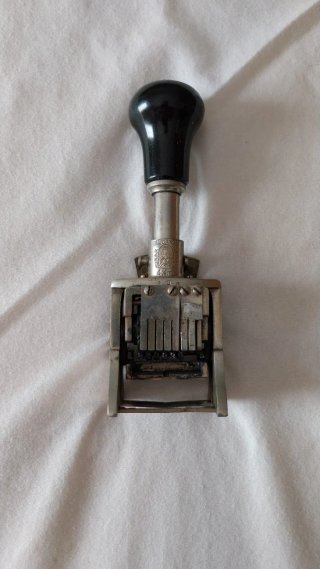 Numerador de oficina antiguo El Casco
