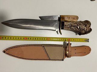 Cuchilla de caza con mango decorado