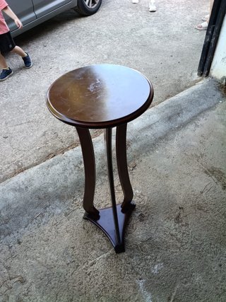 Mesa auxiliar alta de madera