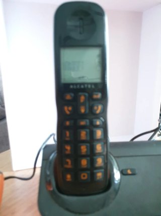Teléfonos Inalámbricos Alcatel Negros y Naranjas
