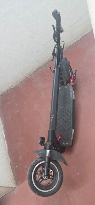 Patinete eléctrico negro le falla la batería