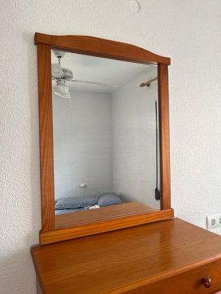 Tocador de madera con espejo