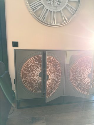 Cómoda de madera con diseño mandala