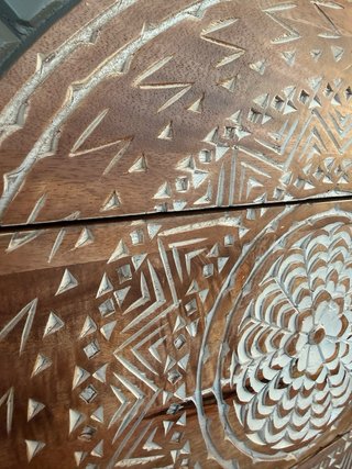 Cómoda de madera con diseño mandala
