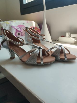 Zapatos de baile latinos plateados sin estrenar