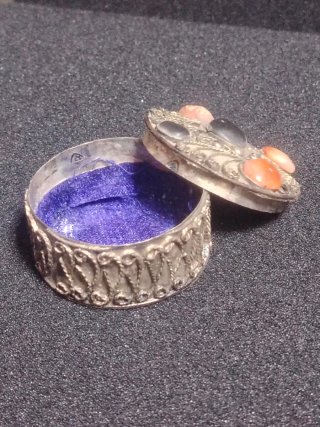 Joyero vintage con piedras decorativas