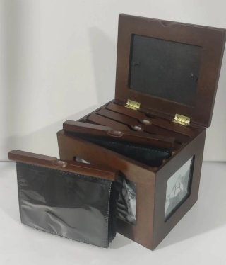 Caja portafotos de madera.