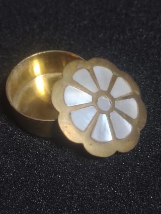 Pastillero latón y nacar flor