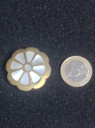 Pastillero latón y nacar flor