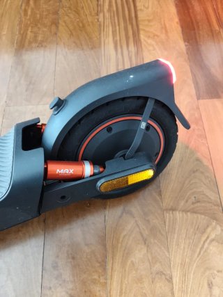 Patinete eléctrico negro