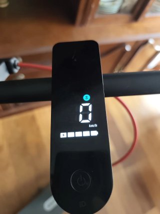 Patinete eléctrico negro