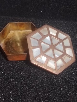 Pastillero hexagonal latón y nácar