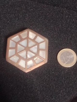 Pastillero hexagonal latón y nácar