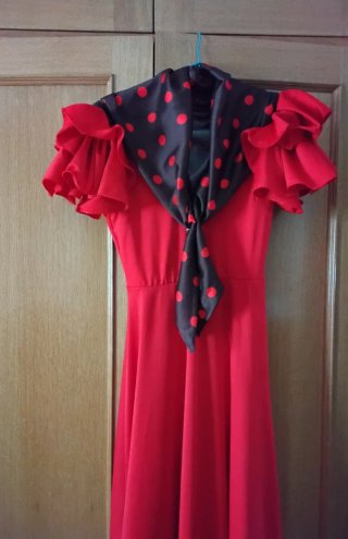 Traje de flamenca rojo con volante. Regalo pico .