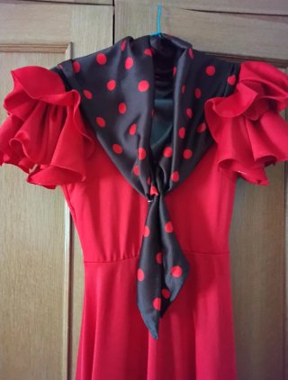 Traje de flamenca rojo con volante. Regalo pico .