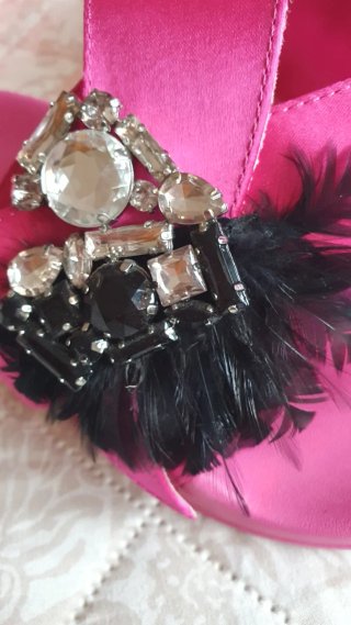 Chanclas Zara con pedrería y plumas