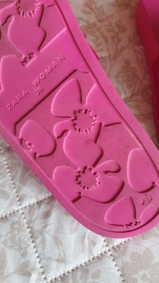 Chanclas Zara con pedrería y plumas