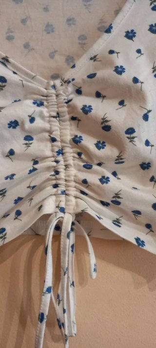 Blusa SHEIN floral blanca y azul Talla XS