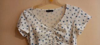 Blusa SHEIN floral blanca y azul Talla XS