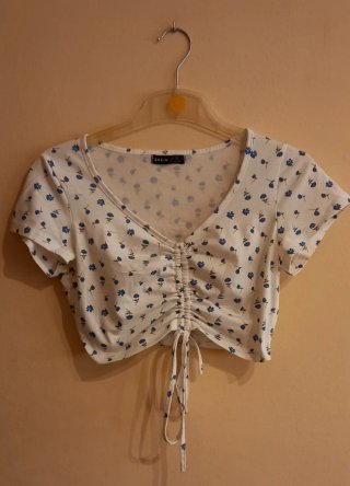 Blusa SHEIN floral blanca y azul Talla XS