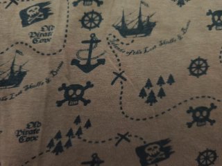 T-shirt verde militare con stampa di pirati, ancore e teschi
