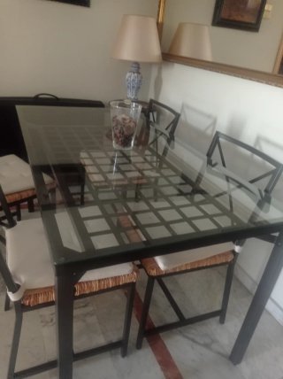 Mesa de comedor y 4 sillas