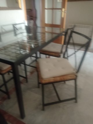 Mesa de comedor y 4 sillas