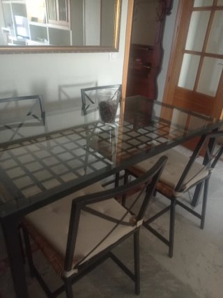 Mesa de comedor y 4 sillas