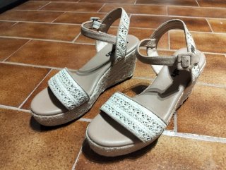 Sandalias cuña Xti beige y blanco