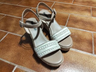 Sandalias cuña Xti beige y blanco