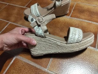 Sandalias cuña Xti beige y blanco