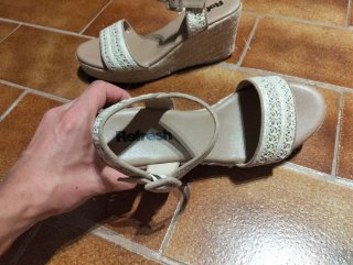 Sandalias cuña Xti beige y blanco