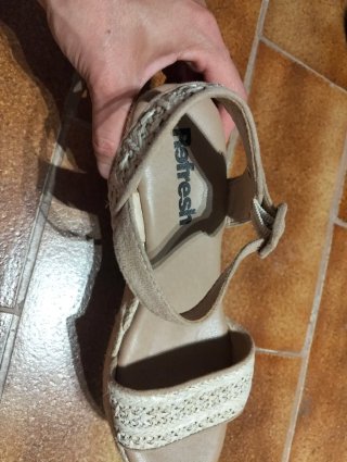 Sandalias cuña Xti beige y blanco
