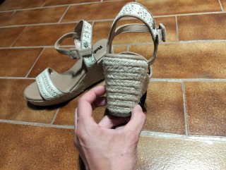 Sandalias cuña Xti beige y blanco