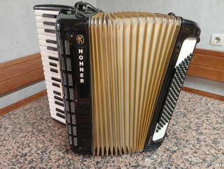 Acordeón Hohner Lucía III. 90 bajos. Año 1982