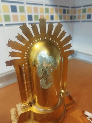 Virgen con luz dorada